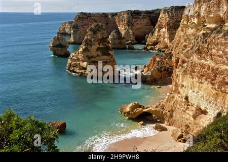 Panorama de Praia do Camilo plage, Ponta da Piedade surveillance et panorama, grottes rocheuses, côte de l'Algarve, Lagos, péninsule ibérique,Portugal Banque D'Images