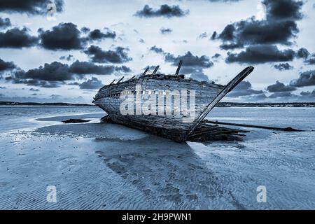 Bateau en bois de l'épave de Bad Eddies à Low Tide, ciel du soir, Bunbeg, plage de Magheraclogher, Gweedore,Donegal, Irlande Banque D'Images