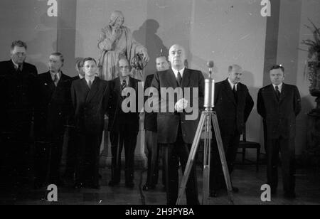 Varsovie, 1949-03-16.Przez trzy tygodnie na Ukrainie goœci³o 165 polskich ch³opów, przodowników PRacy W rolnicttie.Zwiedzali ko³chozy, oœrodki maszynowe, szko³y i muzea, byli W teatrach i operach.Po powrocie zostali przyjêci przez premera Józefa Cyrankiewicza W Urzêdzie Rady Ministrów.NZ. premier wita goœci.ZA nim od prawej: ministre leœnictwa Boles³aw Podedworny, marsza³ek Sejmu W³adys³aw Kowalski, wicepremier Antoni Korzycki, wiceprezes NKW Zjednoczonego Stronnictwa Ludowego Wincenty Baranowski, wicemarsza³ek Sejmu Roman Zambrowski, wiceprezes Rady Minamlistrawder Zamawka Banque D'Images