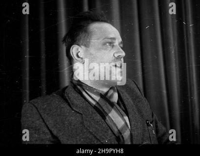 Varsovie, 1949-03-16.Przez trzy tygodnie na Ukrainie goœci³o 165 polskich ch³opów, gdzie zapoznawali siê z osi¹gniêciami rolnictwa ko³chozowego W Zwi¹zku Radzieckim.Po powrocie zostali przyjêci przez premera Józefa Cyrankiewicza W Urzêdzie Rady Ministrów, aby podzieliæ siê wra¿eniami. mta PAPVarsovie, le 16 mars 1949.165 paysans polonais ont effectué une visite de trois semaines en Ukraine pour se familiariser avec les réalisations de l'agriculture collective soviétique.Après leur retour en Pologne, ils ont été reçus au Bureau du Conseil des ministres par le Premier ministre Jozef Cyrankiewicz qui a entendu Banque D'Images