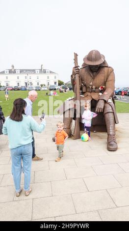 Immense,grande,statue,de,soldat,Tommy, World War One, Soldier Sculpture, Eleven 'O' One,hommage,aux,soldats,déchus,Seaham,Town,Center,at,Seaham,Seaham,Seaham Beach,un,endroit,populaire,pour,ce,hobby,passe,bijoux,makers,artisanat,design,Durham,Coast,Durham,North Coast,Royaume-Uni,Durham,Grande-Bretagne,Côte d'Europe,Royaume-Uni,Royaume-Uni,Royaume-Uni,Royaume-Uni,Royaume-Uni,Durham,Côte d'Angleterre,Côte d'Angleterre,Royaume-Uni,Royaume-Uni,Angleterre,Royaume-Uni,Royaume-Uni Banque D'Images