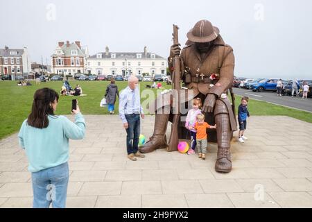 Immense,grande,statue,de,soldat,Tommy, World War One, Soldier Sculpture, Eleven 'O' One,hommage,aux,soldats,déchus,Seaham,Town,Center,at,Seaham,Seaham,Seaham Beach,un,endroit,populaire,pour,ce,hobby,passe,bijoux,makers,artisanat,design,Durham,Coast,Durham,North Coast,Royaume-Uni,Durham,Grande-Bretagne,Côte d'Europe,Royaume-Uni,Royaume-Uni,Royaume-Uni,Royaume-Uni,Royaume-Uni,Durham,Côte d'Angleterre,Côte d'Angleterre,Royaume-Uni,Royaume-Uni,Angleterre,Royaume-Uni,Royaume-Uni Banque D'Images