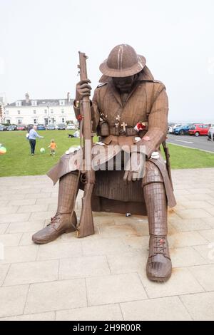 Immense,grande,statue,de,soldat,Tommy, World War One, Soldier Sculpture, Eleven 'O' One,hommage,aux,soldats,déchus,Seaham,Town,Center,at,Seaham,Seaham,Seaham Beach,un,endroit,populaire,pour,ce,hobby,passe,bijoux,makers,artisanat,design,Durham,Coast,Durham,North Coast,Royaume-Uni,Durham,Grande-Bretagne,Côte d'Europe,Royaume-Uni,Royaume-Uni,Royaume-Uni,Royaume-Uni,Royaume-Uni,Durham,Côte d'Angleterre,Côte d'Angleterre,Royaume-Uni,Royaume-Uni,Angleterre,Royaume-Uni,Royaume-Uni Banque D'Images