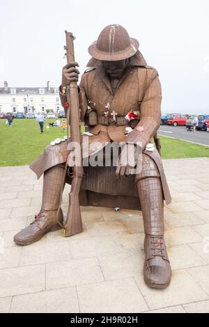 Immense,grande,statue,de,soldat,Tommy, World War One, Soldier Sculpture, Eleven 'O' One,hommage,aux,soldats,déchus,Seaham,Town,Center,at,Seaham,Seaham,Seaham Beach,un,endroit,populaire,pour,ce,hobby,passe,bijoux,makers,artisanat,design,Durham,Coast,Durham,North Coast,Royaume-Uni,Durham,Grande-Bretagne,Côte d'Europe,Royaume-Uni,Royaume-Uni,Royaume-Uni,Royaume-Uni,Royaume-Uni,Durham,Côte d'Angleterre,Côte d'Angleterre,Royaume-Uni,Royaume-Uni,Angleterre,Royaume-Uni,Royaume-Uni Banque D'Images