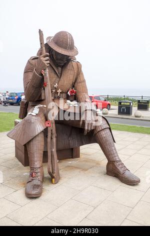 Immense,grande,statue,de,soldat,Tommy, World War One, Soldier Sculpture, Eleven 'O' One,hommage,aux,soldats,déchus,Seaham,Town,Center,at,Seaham,Seaham,Seaham Beach,un,endroit,populaire,pour,ce,hobby,passe,bijoux,makers,artisanat,design,Durham,Coast,Durham,North Coast,Royaume-Uni,Durham,Grande-Bretagne,Côte d'Europe,Royaume-Uni,Royaume-Uni,Royaume-Uni,Royaume-Uni,Royaume-Uni,Durham,Côte d'Angleterre,Côte d'Angleterre,Royaume-Uni,Royaume-Uni,Angleterre,Royaume-Uni,Royaume-Uni Banque D'Images