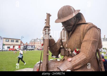 Immense,grande,statue,de,soldat,Tommy, World War One, Soldier Sculpture, Eleven 'O' One,hommage,aux,soldats,déchus,Seaham,Town,Center,at,Seaham,Seaham,Seaham Beach,un,endroit,populaire,pour,ce,hobby,passe,bijoux,makers,artisanat,design,Durham,Coast,Durham,North Coast,Royaume-Uni,Durham,Grande-Bretagne,Côte d'Europe,Royaume-Uni,Royaume-Uni,Royaume-Uni,Royaume-Uni,Royaume-Uni,Durham,Côte d'Angleterre,Côte d'Angleterre,Royaume-Uni,Royaume-Uni,Angleterre,Royaume-Uni,Royaume-Uni Banque D'Images