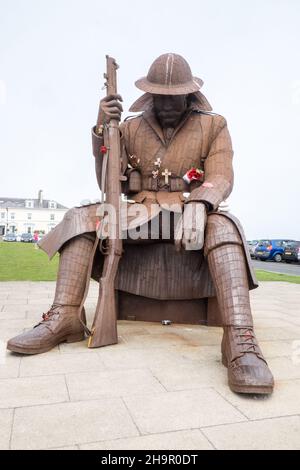 Immense,grande,statue,de,soldat,Tommy, World War One, Soldier Sculpture, Eleven 'O' One,hommage,aux,soldats,déchus,Seaham,Town,Center,at,Seaham,Seaham,Seaham Beach,un,endroit,populaire,pour,ce,hobby,passe,bijoux,makers,artisanat,design,Durham,Coast,Durham,North Coast,Royaume-Uni,Durham,Grande-Bretagne,Côte d'Europe,Royaume-Uni,Royaume-Uni,Royaume-Uni,Royaume-Uni,Royaume-Uni,Durham,Côte d'Angleterre,Côte d'Angleterre,Royaume-Uni,Royaume-Uni,Angleterre,Royaume-Uni,Royaume-Uni Banque D'Images