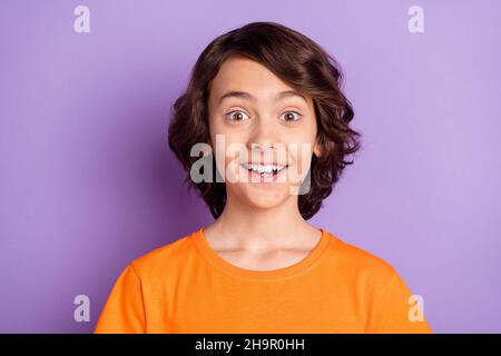 Portrait d'attrayant étonnant gai tiothy garçon bonne nouvelle réaction isolée sur fond violet couleur violet Banque D'Images