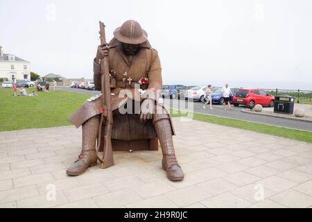 Immense,grande,statue,de,soldat,Tommy, World War One, Soldier Sculpture, Eleven 'O' One,hommage,aux,soldats,déchus,Seaham,Town,Center,at,Seaham,Seaham,Seaham Beach,un,endroit,populaire,pour,ce,hobby,passe,bijoux,makers,artisanat,design,Durham,Coast,Durham,North Coast,Royaume-Uni,Durham,Grande-Bretagne,Côte d'Europe,Royaume-Uni,Royaume-Uni,Royaume-Uni,Royaume-Uni,Royaume-Uni,Durham,Côte d'Angleterre,Côte d'Angleterre,Royaume-Uni,Royaume-Uni,Angleterre,Royaume-Uni,Royaume-Uni Banque D'Images