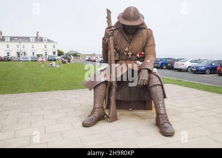 Immense,grande,statue,de,soldat,Tommy, World War One, Soldier Sculpture, Eleven 'O' One,hommage,aux,soldats,déchus,Seaham,Town,Center,at,Seaham,Seaham,Seaham Beach,un,endroit,populaire,pour,ce,hobby,passe,bijoux,makers,artisanat,design,Durham,Coast,Durham,North Coast,Royaume-Uni,Durham,Grande-Bretagne,Côte d'Europe,Royaume-Uni,Royaume-Uni,Royaume-Uni,Royaume-Uni,Royaume-Uni,Durham,Côte d'Angleterre,Côte d'Angleterre,Royaume-Uni,Royaume-Uni,Angleterre,Royaume-Uni,Royaume-Uni Banque D'Images