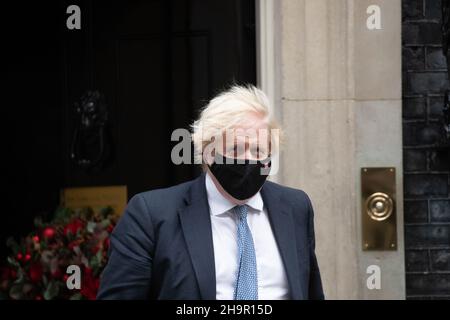 LONDRES, ROYAUME-UNI 8TH DÉCEMBRE 2021.Le premier ministre Boris Johnson quitte le numéro 10 de la rue Downing pour les QG à la Chambre des communes. Banque D'Images