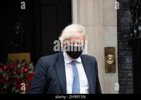 LONDRES, ROYAUME-UNI 8TH DÉCEMBRE 2021.Le premier ministre Boris Johnson quitte le numéro 10 de la rue Downing pour les QG à la Chambre des communes. Banque D'Images