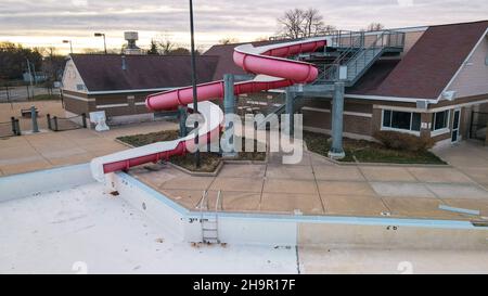 Toboggan aquatique rouge en automne à la piscine communautaire Banque D'Images