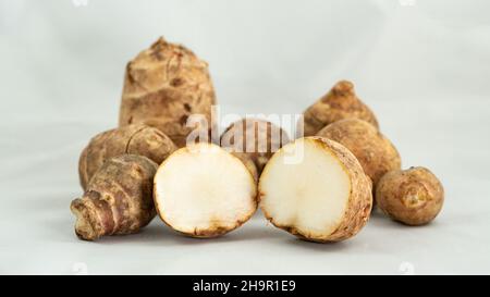 artichauts de jérusalem sur fond blanc Banque D'Images