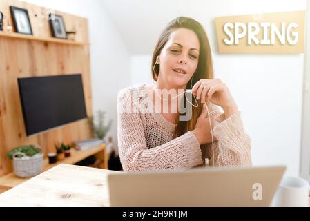 Affiche indiquant le printemps.Concept d'affaires la saison après l'hiver dans laquelle la végétation commence à apparaître Internet Video Chat concept, Abstract long Banque D'Images