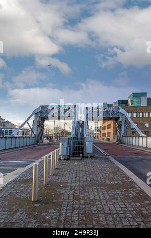 Sherzer Rolling Lift Bridges, Docklands, Custom House Quay, North Dock, Dublin à travers la lentille, Dublin, Irlande Banque D'Images