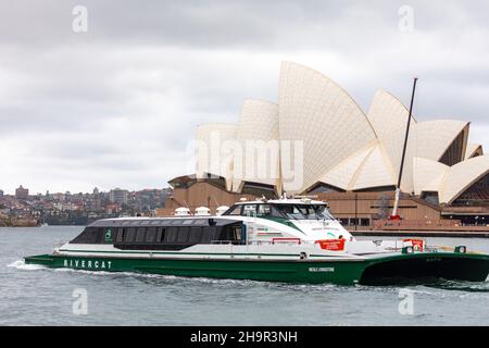 MV Nicole Livingstone Rivercat Class Sydney Ferry, l'un des sept bateaux de la classe Rivercat, tous nommés d'après les célèbres athlètes australiens passent devant l'Opéra de Sydney Ho Banque D'Images