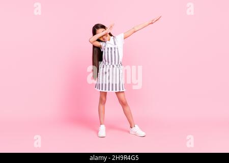 Pleine longueur corps photo écolière globale montrant le signe dab danse isolé pastel rose couleur fond Banque D'Images
