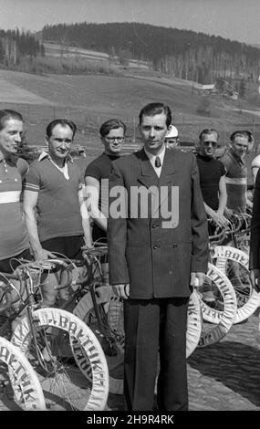 Ustroñ, 1949-04-03.W dniach od 26 marca do 29 kwietnia odbywa³ siê obóz szkoleniowy dla ekipy polskich kolarzy przed wyœcigiem Praga-Warszawa.Ba³tyk. Zawodnicy z nowymi rowerami kolarskimi 1L: Roman Bukowski (2L), Wilhelm Weglenda (3L), Lucjan Pietraszewski (2P), Roman Siemiñski (Sa³yga), Teofil 1P (). msa PAPUstron, 3 avril 1949.Un camp d'entraînement pour l'équipe cycliste de Pologne en prévision de la course Prague-Varsovie s'est tenu du 26 mars au 29 avril.Photo : cyclistes avec de nouveaux vélos de course Baltyk - Roman Bukowski (1st à gauche), Wilhelm Weglenda (2nd à gauche), Lucjan Pietraszewski (3rd à gauche), Roman si Banque D'Images