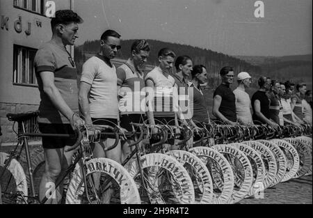 Ustroñ, 1949-04-03.W dniach od 26 marca do 29 kwietnia odbywa³ siê obóz szkoleniowy dla ekipy polskich kolarzy przed wyœcigiem Praga-Warszawa.Ba³tyk. Zawodnicy z nowymi rowerami kolarskimi Boles³aw Napiera³a, od lewej:¿, Józef Kapiak, Robert Nowoczek, Henryk Czy, Roman Bukowski,Wilhelm Weglenda, Lucjan Pietraszewski, Wac³aw Wójcik, Roman Siemiñski, Teofil Sa³yga,Wac³aw Wrzesiñski, Marian RzeŸnicki. msa PAPUstron, 3 avril 1949.Un camp d'entraînement pour l'équipe cycliste de Pologne en prévision de la course Prague-Varsovie s'est tenu du 26 mars au 29 avril.Photo : cyclistes avec le nouveau vélo de course Baltyk Banque D'Images