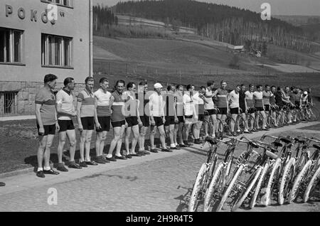 Ustroñ, 1949-04-03.W dniach od 26 marca do 29 kwietnia odbywa³ siê obóz szkoleniowy dla ekipy polskich kolarzy przed wyœcigiem Praga-Warszawa.NZ. Dostawa nowych rowerów kolarskich Ba³tyk.W g³êbi zawodnicy, od lewej: Boles³aw Napiera³a, Józef Kapiak, Robert Nowoczek, Henryk Czy¿, Roman Bukowski,Wilhelm Weglenda, Lucjan Pietraszewski, Wac³aw Wójcik, Roman Siemiñski, Teofil Sa³yga,Wac³aw Wrzesiñski, Marian RzeŸnicki. msa PAPUstron, 3 avril 1949.Un camp d'entraînement pour l'équipe cycliste de Pologne en prévision de la course Prague-Varsovie s'est tenu du 26 mars au 29 avril.Photo: La livraison de nouveau Ba Banque D'Images