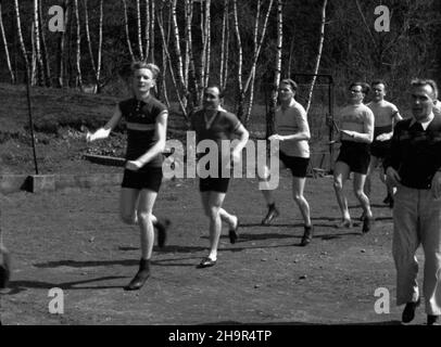 Ustroñ, 1949-04-03.W dniach od 26 marca do 29 kwietnia odbywa³ siê obóz szkoleniowy dla ekipy polskich kolarzy przed wyœcigiem Praga-Warszawa.NZ. m.in.: Wilhelm Weglenda (2L), Lucjan Pietraszewski (4L). msa PAPUstron, 3 avril 1949.Un camp d'entraînement pour l'équipe cycliste de Pologne en prévision de la course Prague-Varsovie s'est tenu du 26 mars au 29 avril.Photo : Wilhelm Weglenda (2nd à gauche), Lucjan Pietraszewski (4th à gauche), entre autres. msa PAP Banque D'Images