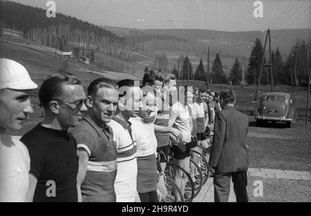 Ustroñ, 1949-04-03.W dniach od 26 marca do 29 kwietnia odbywa³ siê obóz szkoleniowy dla ekipy polskich kolarzy przed wyœcigiem Praga-Warszawa.NZ. od lewej: Wac³aw Wójcik, Roman Siemiñski, Teofil Sa³yga, Wac³aw Wrzesiñski, Marian RzeŸnicki. msa PAPUstron, 3 avril 1949.Un camp d'entraînement pour l'équipe cycliste de Pologne en prévision de la course Prague-Varsovie s'est tenu du 26 mars au 29 avril.Photo: De gauche - Waclaw Wojcik, Roman Sieminski, Teofil Salyga, Waclaw Wrzesinski, Marian Rzeznicki. msa PAP Banque D'Images