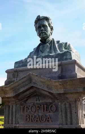 Monument à Teofilo Braga en face de la forteresse de Sao bras avec Musée militaire des Açores, Ponta Delgada, île de Sao Miguel, Açores, Portugal Banque D'Images