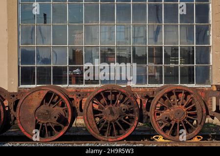 Roues de rail devant l'atelier, locomotive, gare de Hanau-Grossauheim, véhicule ferroviaire, ancienne gare,Construction de station, structure, pistes, perdu Banque D'Images