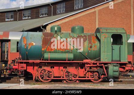 Locomotive diesel verte à la gare de Hanau-Grossauheim, ancienne gare, bâtiment de la gare, structure, cassé,Titres, place perdue, délabré, Deutsche Banque D'Images