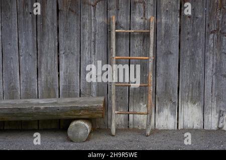 Vie en bois avec banc et échelle, échelle en bois, banc en bois, mur en bois, maison en bois,hangar en bois, grange en bois, encore la vie avec du bois, vieux Banque D'Images