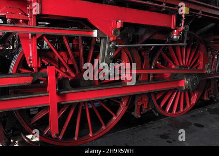 Roues de train rouges d'une locomotive, gare de Hanau-Grossauheim, ancienne gare, bâtiment de la gare, bâtiment,Afficher, voir à, pistes, lieu perdu Banque D'Images