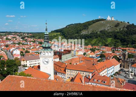 Vue de la tour frontière du château à la vieille ville avec l'église Saint-Venceslas et vue sur la montagne Sainte Svaty kopecek, Mikulov Banque D'Images