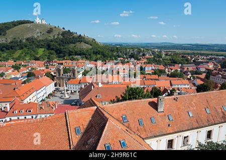 Vue de la tour frontière du château à la vieille ville et vue sur la montagne Sainte Svaty kopecek, Mikulov, Nikodsburg, quartier de Breclav Banque D'Images