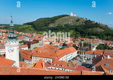 Vue de la tour frontière du château à la vieille ville avec l'église Saint-Venceslas et vue sur la montagne Sainte Svaty kopecek, Mikulov Banque D'Images