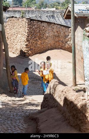 Écoliers, allée, vieille ville, Harar, Éthiopie Banque D'Images