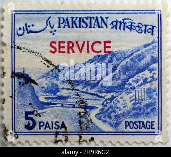 Photo d'un timbre-poste bleu du Pakistan avec vue sur la campagne Banque D'Images