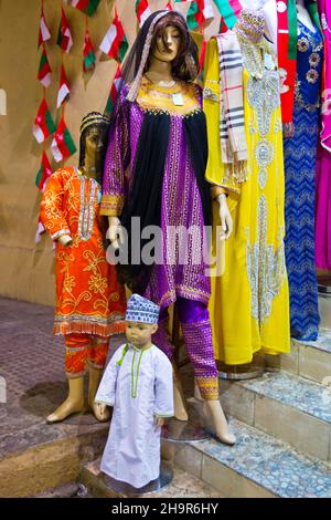 Vêtements traditionnels dans le souq, Muscat-Mutrah, Muscat, Oman Banque D'Images
