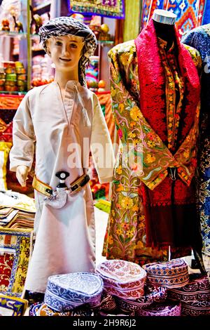 Vêtements traditionnels avec scimitar, Khandjar, dans le souq, Muscat-Mutrah, Muscat,Oman Banque D'Images