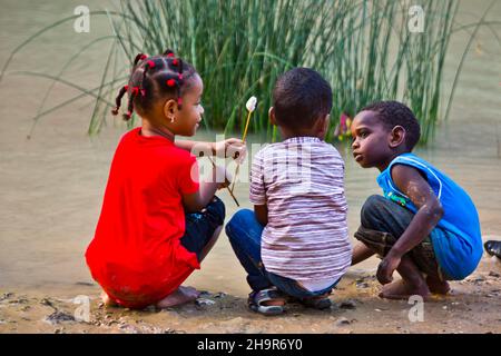 Enfants jouant à Wadi Shab, Oman Banque D'Images