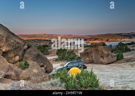 Camping au terrain de camping Cottonwood Beach, sur le réservoir d'Alcova sur la rivière North Platte, lever du soleil, près d'Alcova, Wyoming, États-Unis Banque D'Images