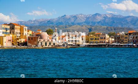 Panorama ville portuaire de Chania avec la Mosquée Janissary, Crète, Chania, Crète, Grèce Banque D'Images