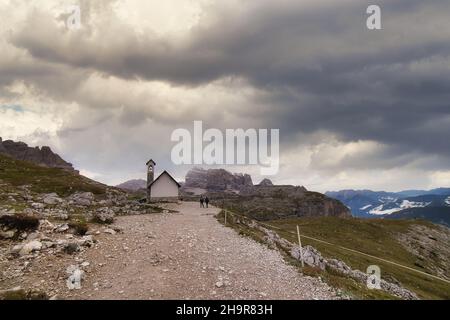 Bâtiment dans un endroit rocheux à Dolomitas, en Italie Banque D'Images