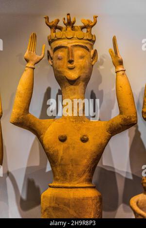 Statue de la déesse en terre cuite Minoan Postpalatial aux bras levés,  sanctuaire Karphi 1200-1100 av. J.-C., Musée archéologique d'Héraklion,  fond gris. T Photo Stock - Alamy