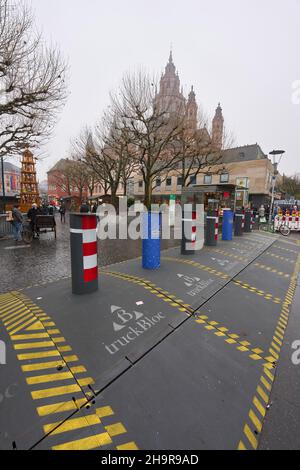 Une barrière pour camions protège l'accès au marché de Noël de Domplatz, en face de la cathédrale de Mayence.Mayence, Rhénanie-Palatinat, Allemagne Banque D'Images