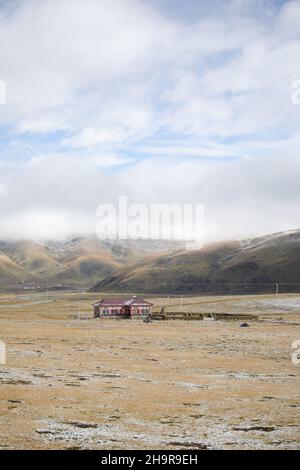 Lone Tibétain House sur la prairie du plateau tibétain en Chine Banque D'Images