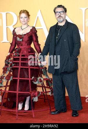 La photo doit être créditée ©Alpha Press 078237 07/12/2021 Haley Bennett et Joe Wright à la première Cyrano tenue à Odeon Luxe Leicester Square à Londres. Banque D'Images