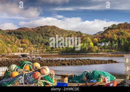 Filets de pêche, bouées et cordes du côté du port de Gairloch en automne, Wester Ross, North-West Highlands, Écosse. Banque D'Images