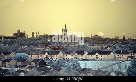 Vue aérienne panoramique concept tourné image fantôme infrarouge de l'extrémité ouest avec glasgow University glasgow, écosse, royaume-uni Banque D'Images