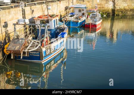 Bateaux de pêche amarrés dans le port de Pittenweem, Nuke de Fife, en Écosse. Banque D'Images